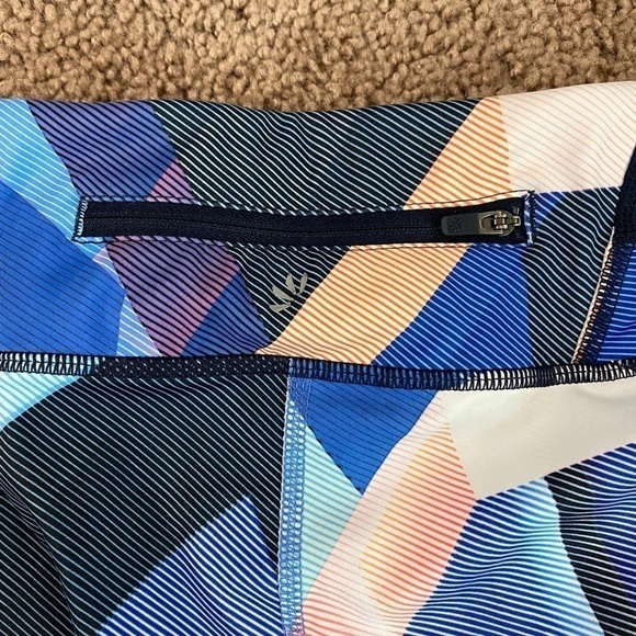 𝅺Athleta Women’s Electric Geo Sonar Capri Tights Blue Black & White Colors Sz M - Picture 15 of 15